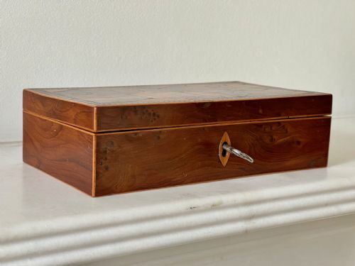 AN ANTIQUE YEW WOOD TUNBRIDGE WARE TUMBLING BLOCK BOX - ADDITIONAL PHOTO 2