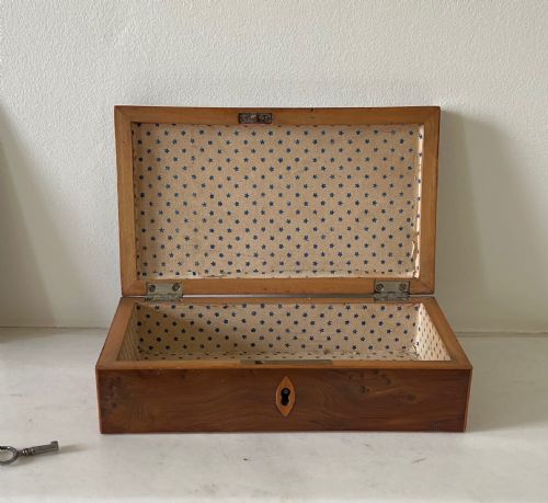 AN ANTIQUE YEW WOOD TUNBRIDGE WARE TUMBLING BLOCK BOX - ADDITIONAL PHOTO 3
