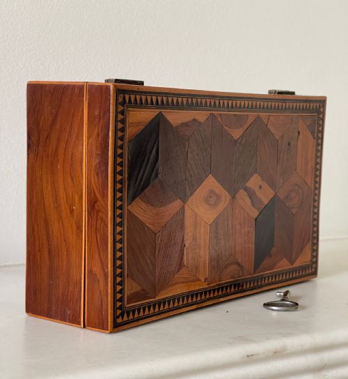 AN ANTIQUE YEW WOOD TUNBRIDGE WARE TUMBLING BLOCK BOX - ADDITIONAL PHOTO 7