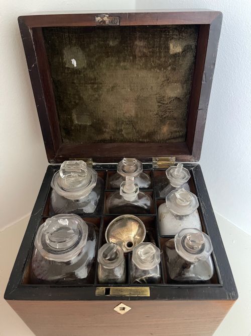 A SMALL ENGLISHGEORGIAN DOMESTIC MEDICINE CHEST - ADDITIONAL PHOTO 2