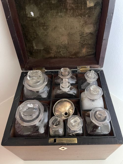 A SMALL ENGLISHGEORGIAN DOMESTIC MEDICINE CHEST - ADDITIONAL PHOTO 4