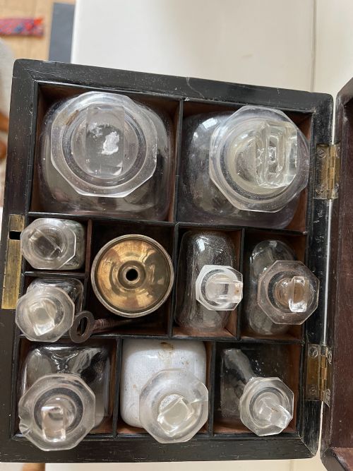 A SMALL ENGLISHGEORGIAN DOMESTIC MEDICINE CHEST - ADDITIONAL PHOTO 5