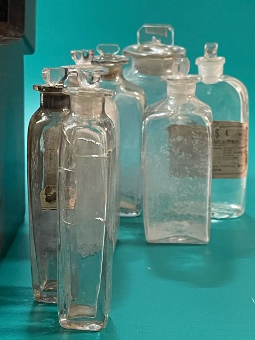A SMALL ENGLISHGEORGIAN DOMESTIC MEDICINE CHEST - ADDITIONAL PHOTO 18