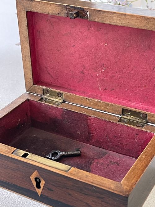 A SMALL ANTIQUE TUNBRIDGE WARE BOX WORKING KEY - ADDITIONAL PHOTO 4
