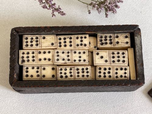 A LOVELY GEORGIAN DOMINO BOX - ADDITIONAL PHOTO 1
