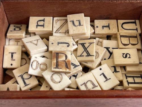 AN ANTIQUE ALPHABET SPELLING BOX - ADDITIONAL PHOTO 1