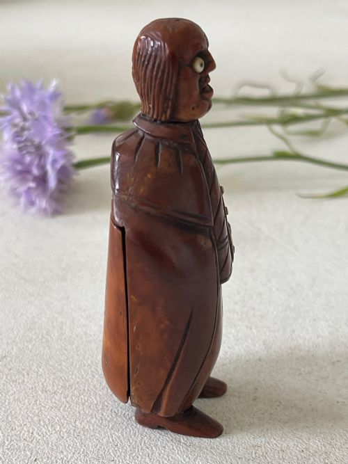 AN ANTIQUE COQUILLA NUT FIGURAL SNUFF BOX - ADDITIONAL PHOTO 2