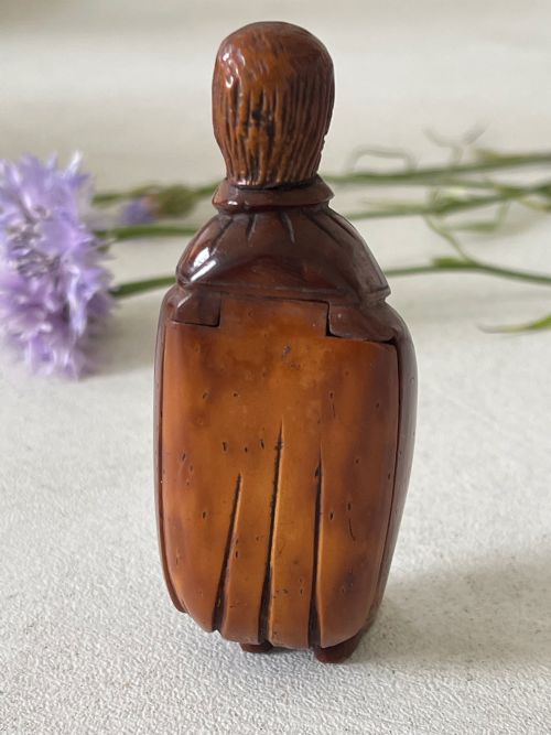 AN ANTIQUE COQUILLA NUT FIGURAL SNUFF BOX - ADDITIONAL PHOTO 3