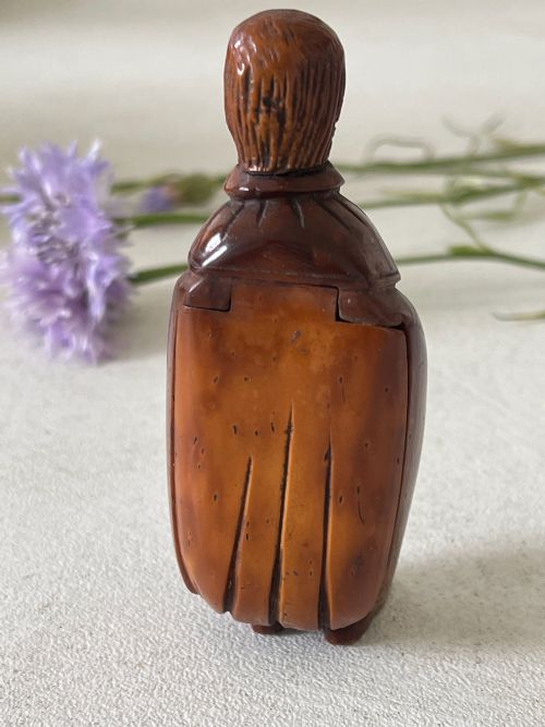 AN ANTIQUE COQUILLA NUT FIGURAL SNUFF BOX - ADDITIONAL PHOTO 6