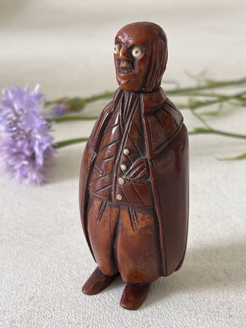 AN ANTIQUE COQUILLA NUT FIGURAL SNUFF BOX - ADDITIONAL PHOTO 7
