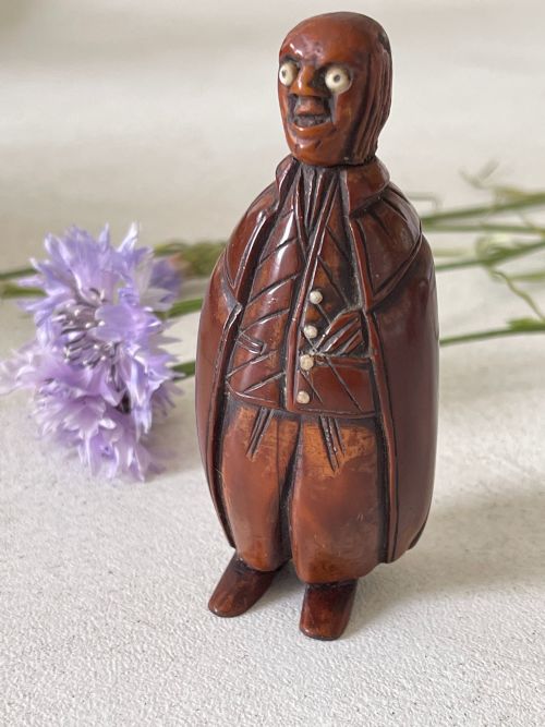 AN ANTIQUE COQUILLA NUT FIGURAL SNUFF BOX - ADDITIONAL PHOTO 8