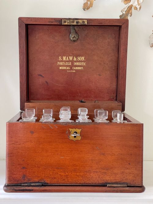 AN ANTIQUE APOTHECARY MEDICAL CHEST BY MAWS SON LONDON - ADDITIONAL PHOTO 5