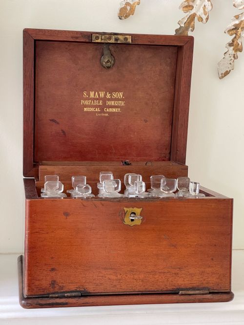 AN ANTIQUE APOTHECARY MEDICAL CHEST BY MAWS SON LONDON - ADDITIONAL PHOTO 6