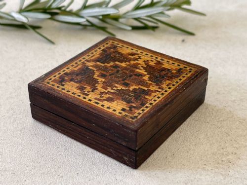AN ANTIQUE TREEN TUNBRIDGE WARE PUZZLE UNUSUALLY STILL RETAINING ITS ORIGINAL INSTRUCTIONS - ADDITIONAL PHOTO 1