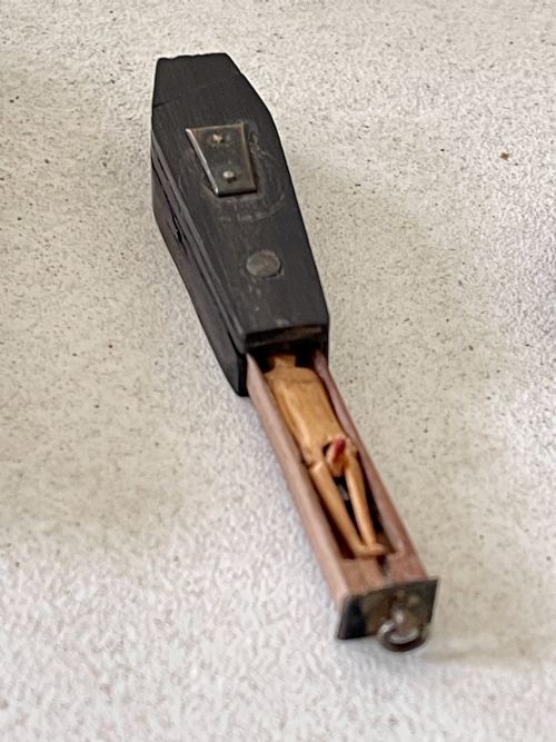 AN ANTIQUE PUZZLE COFFIN SNUFF BOX MOTTO CORRINE AND FIGURE INSIDE - ADDITIONAL PHOTO 3