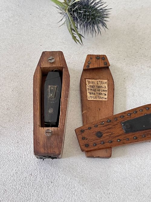 AN ANTIQUE PUZZLE COFFIN SNUFF BOX MOTTO CORRINE AND FIGURE INSIDE - ADDITIONAL PHOTO 8
