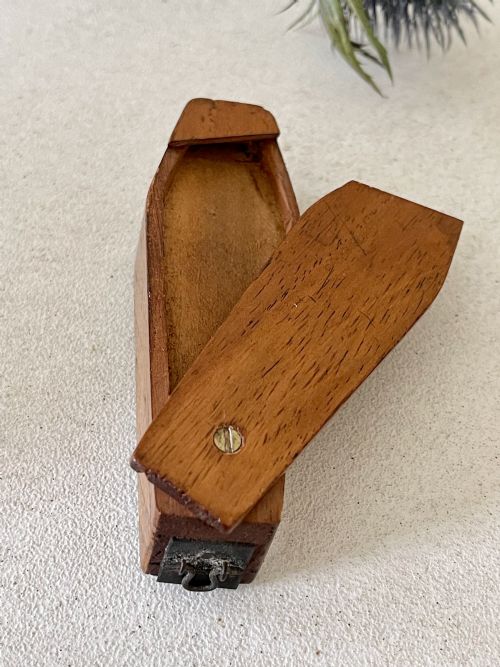 AN ANTIQUE PUZZLE COFFIN SNUFF BOX MOTTO CORRINE AND FIGURE INSIDE - ADDITIONAL PHOTO 9