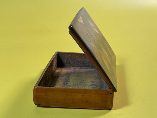 AN ANTIQUE TABLE SNUFF BOX TUMBLING BLOCK DECORATION - ADDITIONAL PHOTO 2