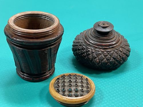 AN ANTIQUE TREEN NUTMEG GRATER - ADDITIONAL PHOTO 1