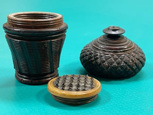 AN ANTIQUE TREEN NUTMEG GRATER - ADDITIONAL PHOTO 2