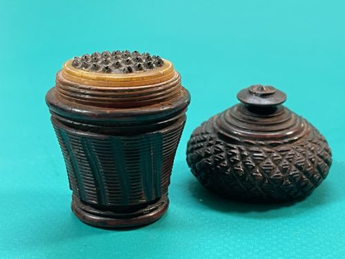 AN ANTIQUE TREEN NUTMEG GRATER - ADDITIONAL PHOTO 5