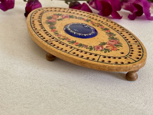 AN ANTIQUE GEORGIAN TUNBRIDGE WARE CRIBBAGE BOARD WITH A BILSTON ENAMEL PLAQUE - ADDITIONAL PHOTO 1
