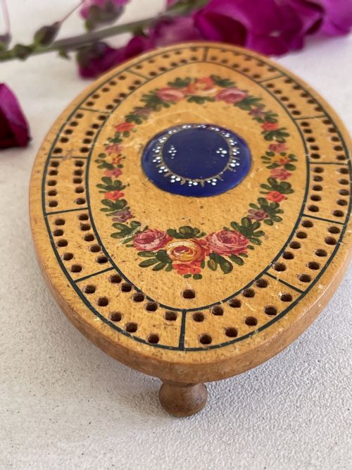 AN ANTIQUE GEORGIAN TUNBRIDGE WARE CRIBBAGE BOARD WITH A BILSTON ENAMEL PLAQUE - ADDITIONAL PHOTO 2