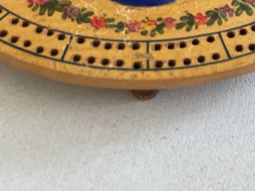AN ANTIQUE GEORGIAN TUNBRIDGE WARE CRIBBAGE BOARD WITH A BILSTON ENAMEL PLAQUE - ADDITIONAL PHOTO 4