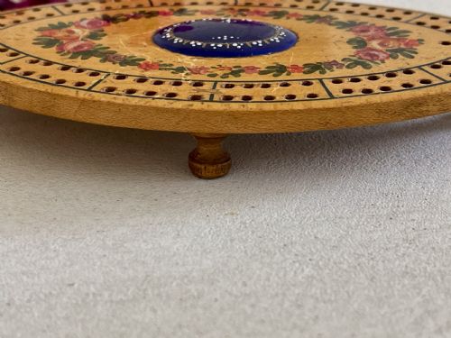 AN ANTIQUE GEORGIAN TUNBRIDGE WARE CRIBBAGE BOARD WITH A BILSTON ENAMEL PLAQUE - ADDITIONAL PHOTO 6