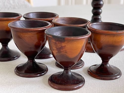 AN ANTIQUE YEW WOOD EGG SALT STAND - ADDITIONAL PHOTO 2