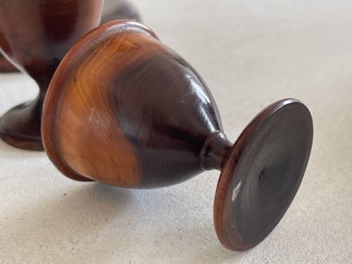 AN ANTIQUE YEW WOOD EGG SALT STAND - ADDITIONAL PHOTO 4