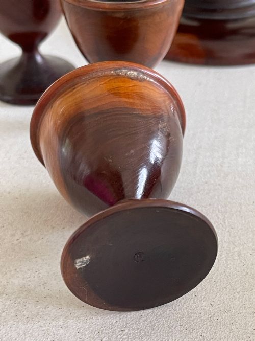 AN ANTIQUE YEW WOOD EGG SALT STAND - ADDITIONAL PHOTO 5