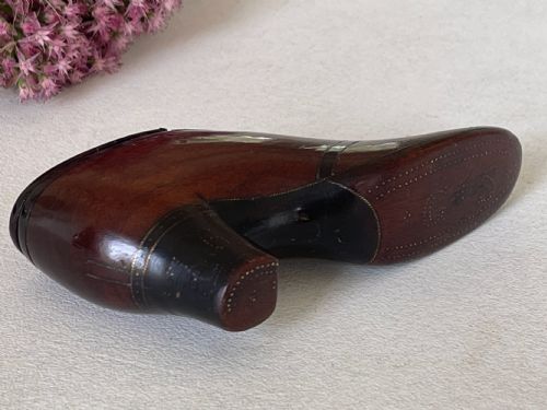 AN ANTIQUE TREEN SNUFF SHOE WITH A BIRD FLOWER DECORATION - ADDITIONAL PHOTO 1