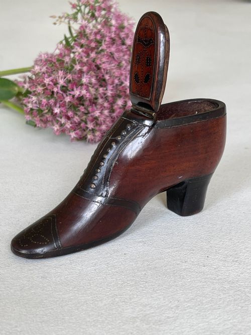 AN ANTIQUE TREEN SNUFF SHOE WITH A BIRD FLOWER DECORATION - ADDITIONAL PHOTO 5