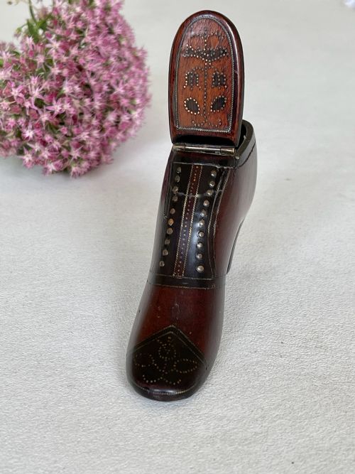 AN ANTIQUE TREEN SNUFF SHOE WITH A BIRD FLOWER DECORATION - ADDITIONAL PHOTO 6
