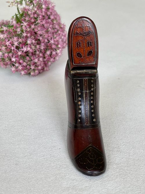AN ANTIQUE TREEN SNUFF SHOE WITH A BIRD FLOWER DECORATION - ADDITIONAL PHOTO 7