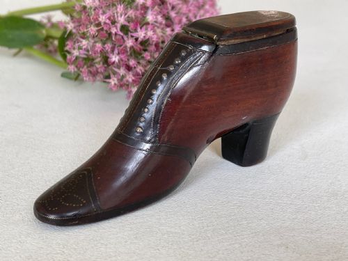 AN ANTIQUE TREEN SNUFF SHOE WITH A BIRD FLOWER DECORATION - ADDITIONAL PHOTO 8