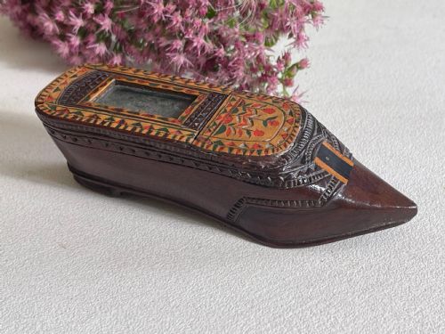 AN ANTIQUE TREEN PAINTED SNUFF SHOE BOX - ADDITIONAL PHOTO 1
