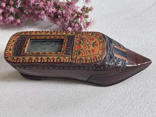 AN ANTIQUE TREEN PAINTED SNUFF SHOE BOX - ADDITIONAL PHOTO 2