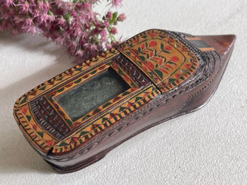 AN ANTIQUE TREEN PAINTED SNUFF SHOE BOX - ADDITIONAL PHOTO 3