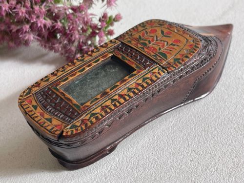 AN ANTIQUE TREEN PAINTED SNUFF SHOE BOX - ADDITIONAL PHOTO 4
