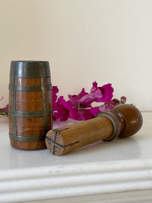 AN ANTIQUE TREEN SNUFF MORTAR AND PESTLE - ADDITIONAL PHOTO 3