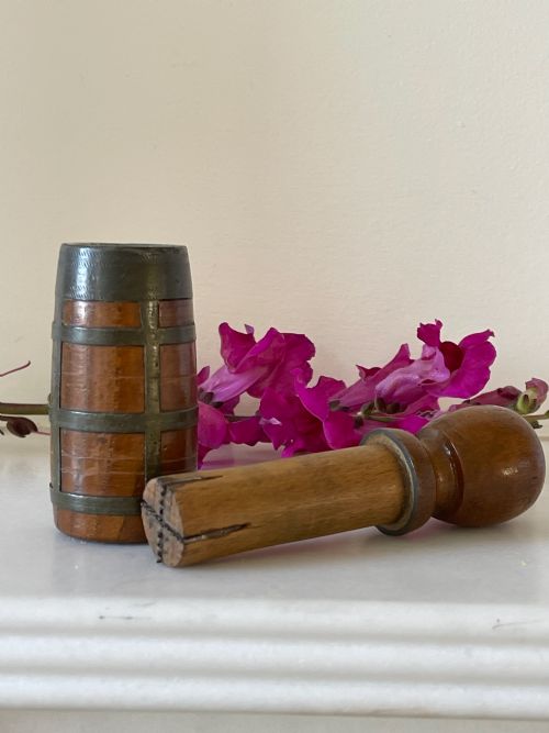 AN ANTIQUE TREEN SNUFF MORTAR AND PESTLE - ADDITIONAL PHOTO 4