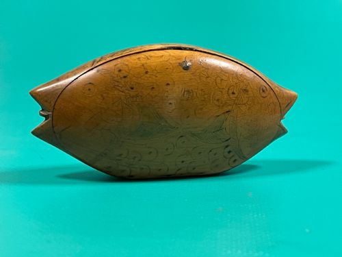 AN ANTIQUE FISH SHAPED SNUFF BOX DOUBLE ENDED - ADDITIONAL PHOTO 1