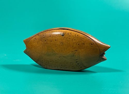AN ANTIQUE FISH SHAPED SNUFF BOX DOUBLE ENDED - ADDITIONAL PHOTO 5
