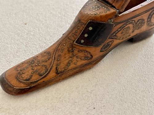 AN ELABORATELY DECORATED SNUFF SHOE - ADDITIONAL PHOTO 1
