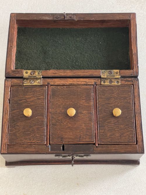 AN ANTIQUE GEORGIAN MAHOGANY MINI TEA CHESTCADDY - ADDITIONAL PHOTO 2
