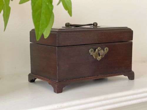 AN ANTIQUE GEORGIAN MAHOGANY MINI TEA CHESTCADDY - ADDITIONAL PHOTO 3