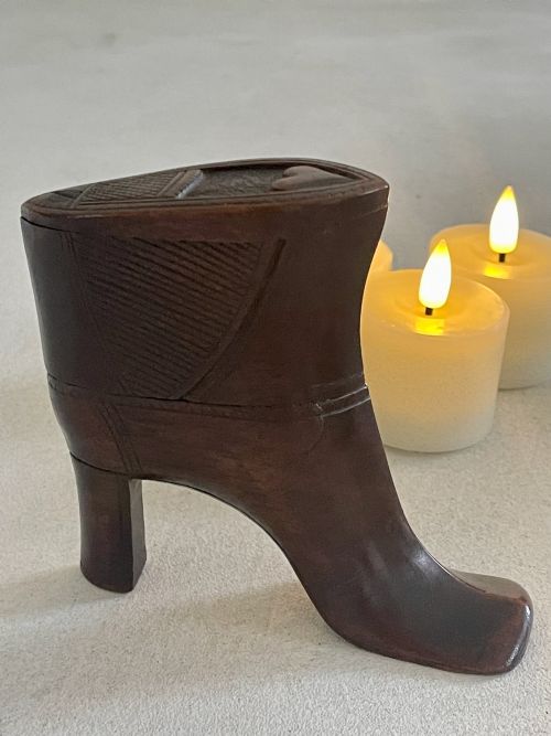 a large table snuff shoe with heart - CATEGORY: ANTIQUE BOXES - DATED 19TH CENTURY