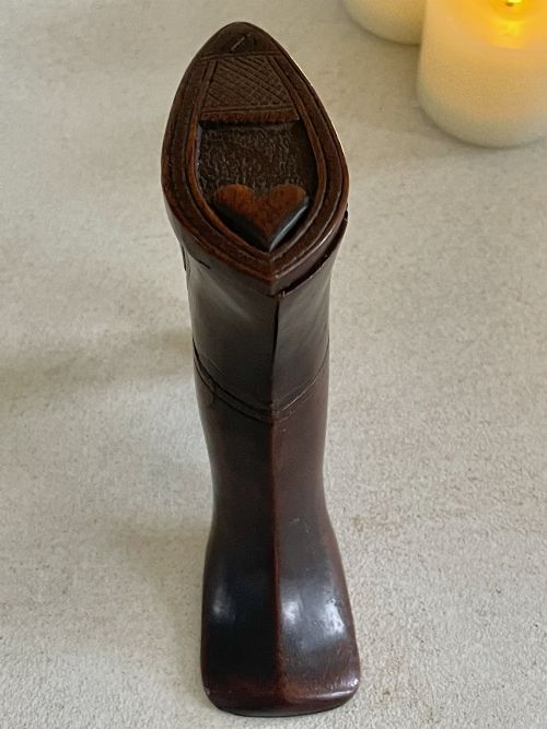 A LARGE TABLE SNUFF SHOE WITH HEART - ADDITIONAL PHOTO 1